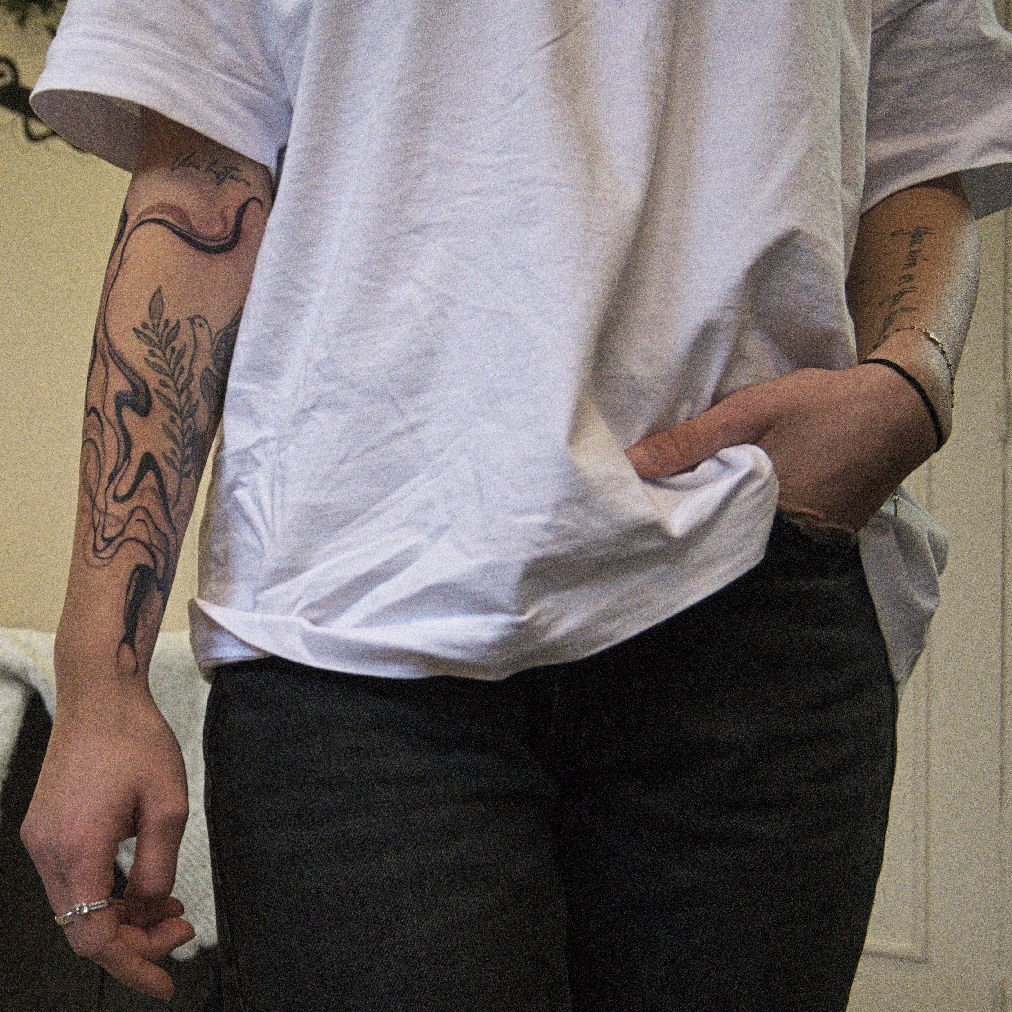 Tatouage blackwork délicat style épuré — Delco Ink Cognin Savoie