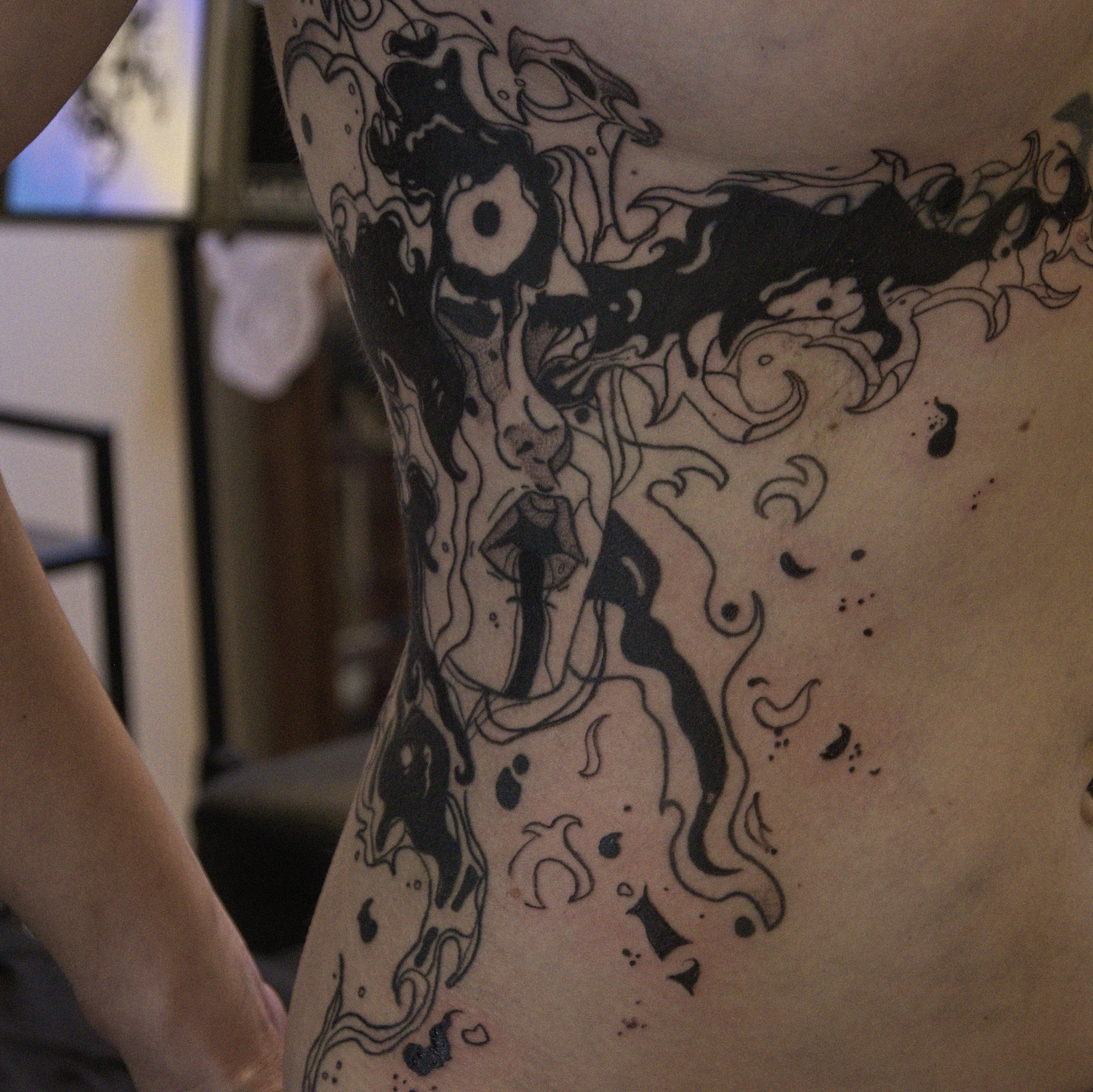 Tatouage blackwork encre noire trait net — Studio Ensō Chambéry